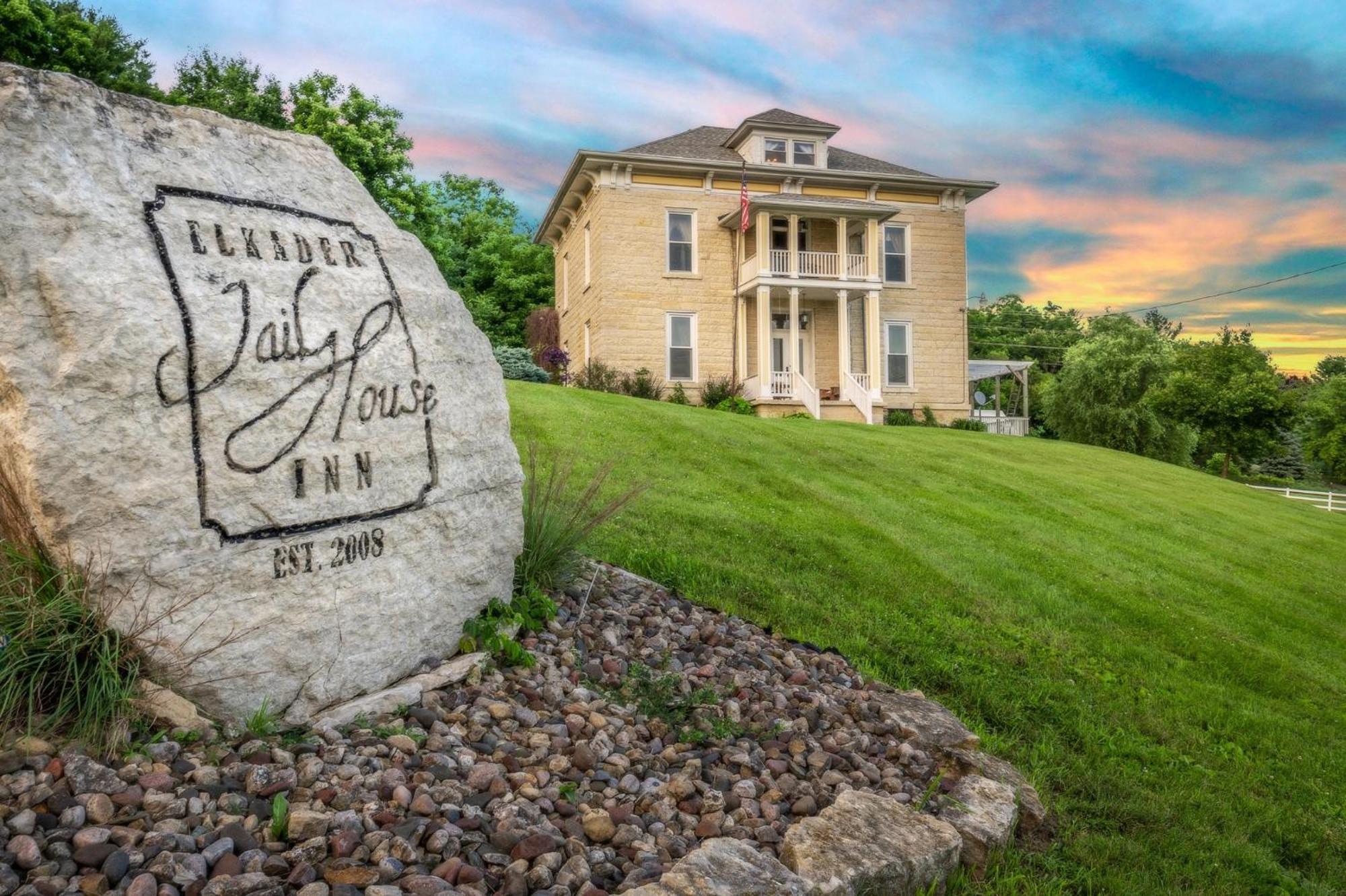 Elkader Jailhouse Inn Exterior foto